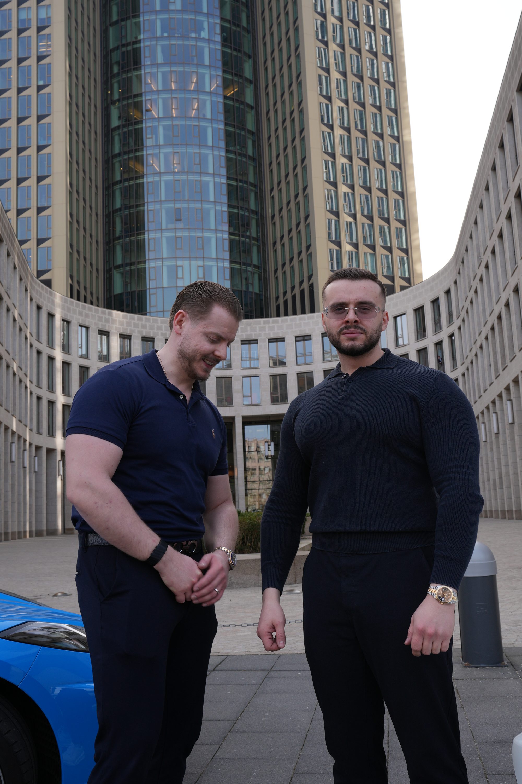 Adrian und Aurel Schmitz vor dem PwC Tower in Frankfurt, Gründer SchmitzBros